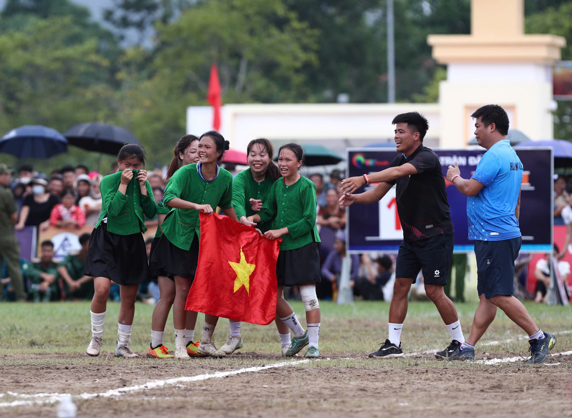 bong da dan toc 11.jpg