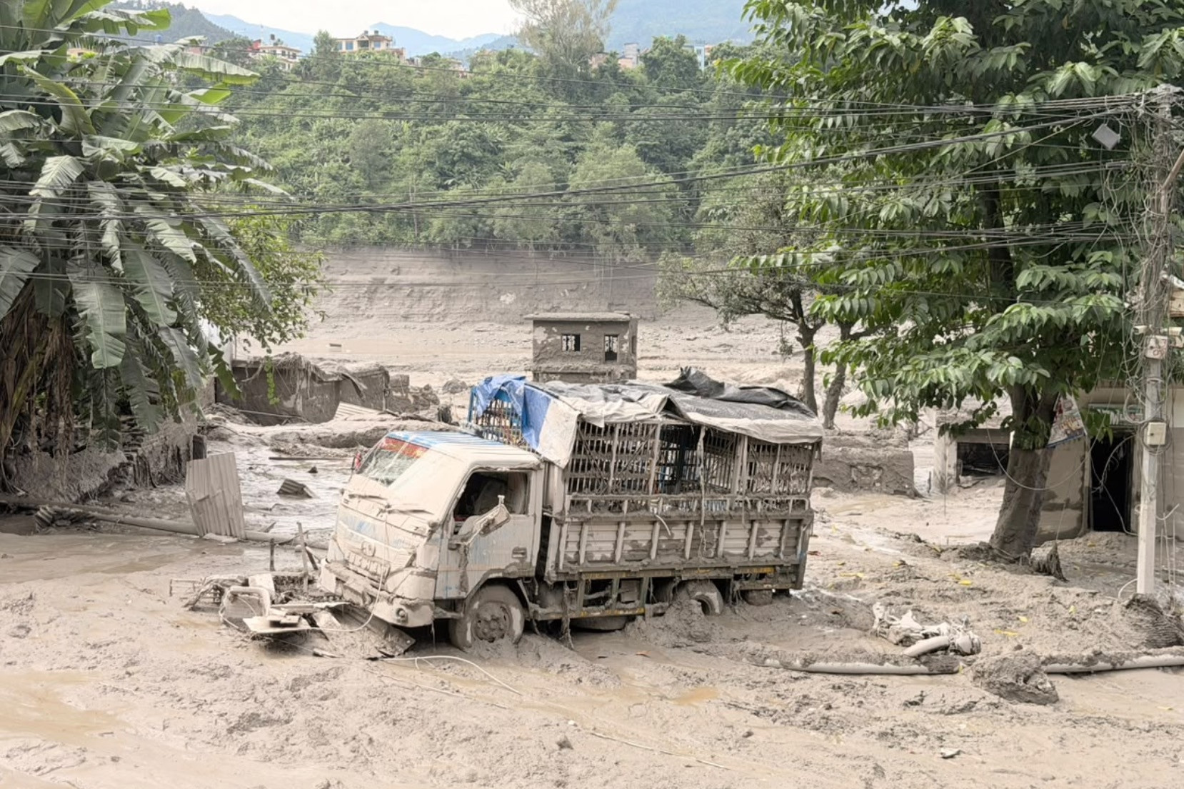 Cảnh tượng hoang tàn ở Nepal sau trận lũ quét thảm khốc