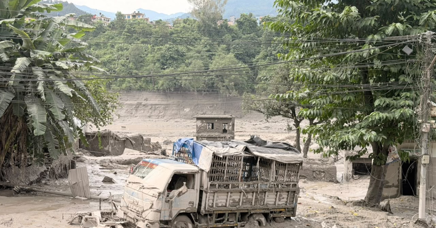 Cảnh tượng hoang tàn ở Nepal sau trận lũ quét thảm khốc