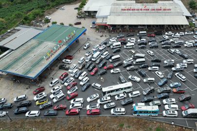 Cao tốc qua Đồng Nai ùn ứ từ sáng đến trưa, trạm dừng nghỉ quá tải