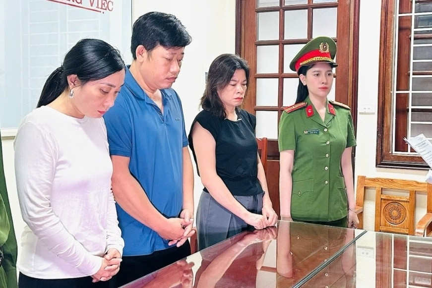 Cặp vợ chồng làm thuốc đông y giả chứa chất cấm bán trên Facebook