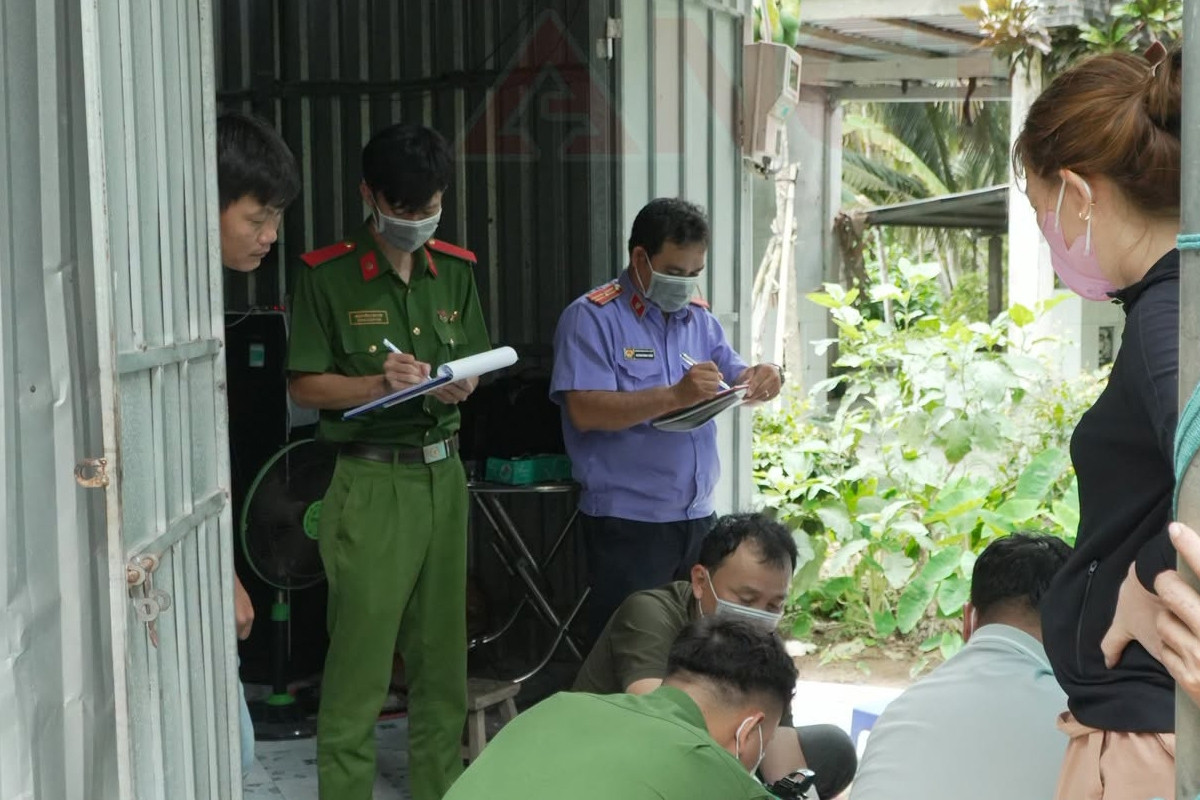 Chồng bóp cổ, đâm vợ tử vong ở Cần Thơ