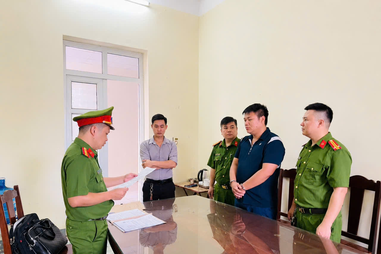 Công an Phú Thọ khởi tố giám đốc liên quan vụ đổ gần 290 tấn chất thải trái phép