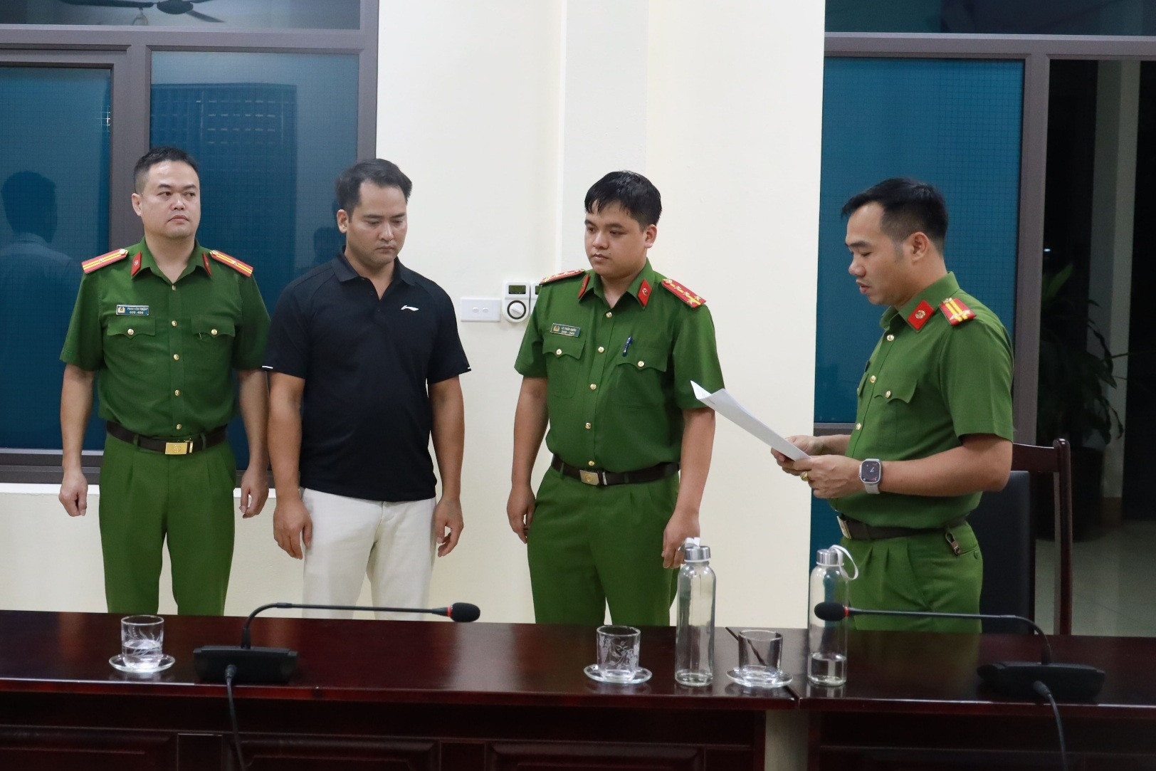 Giám đốc công ty Anh Hương bị bắt trong vụ lan can đá ven sông Hồng
