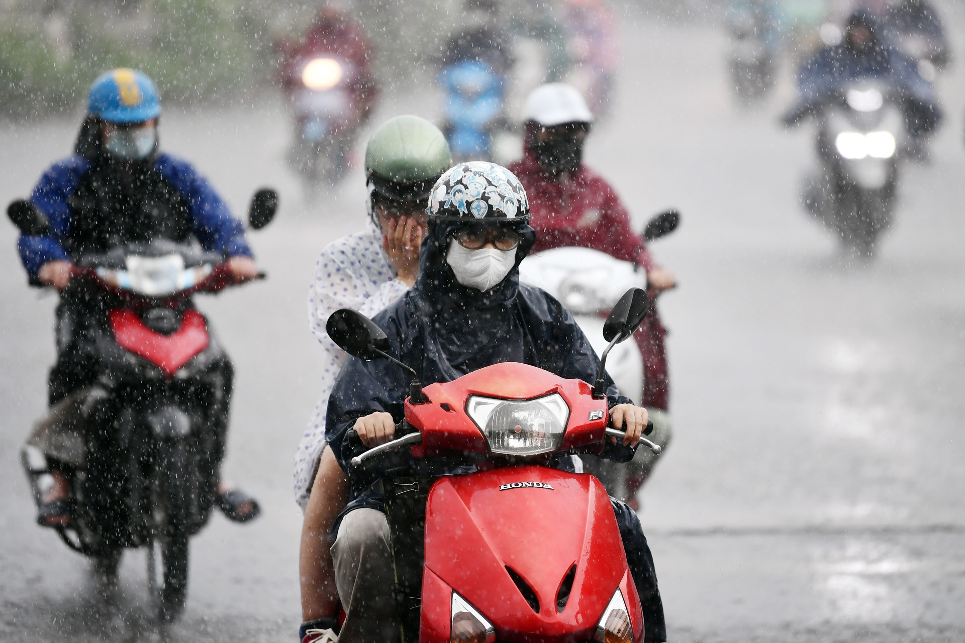 Hà Nội và loạt tỉnh thành miền Bắc mưa lớn, Biển Đông có thể xuất hiện bão