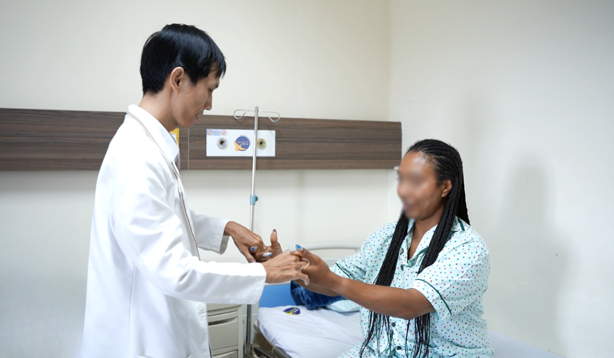 Hình BS thăm khám cho BN (1).png