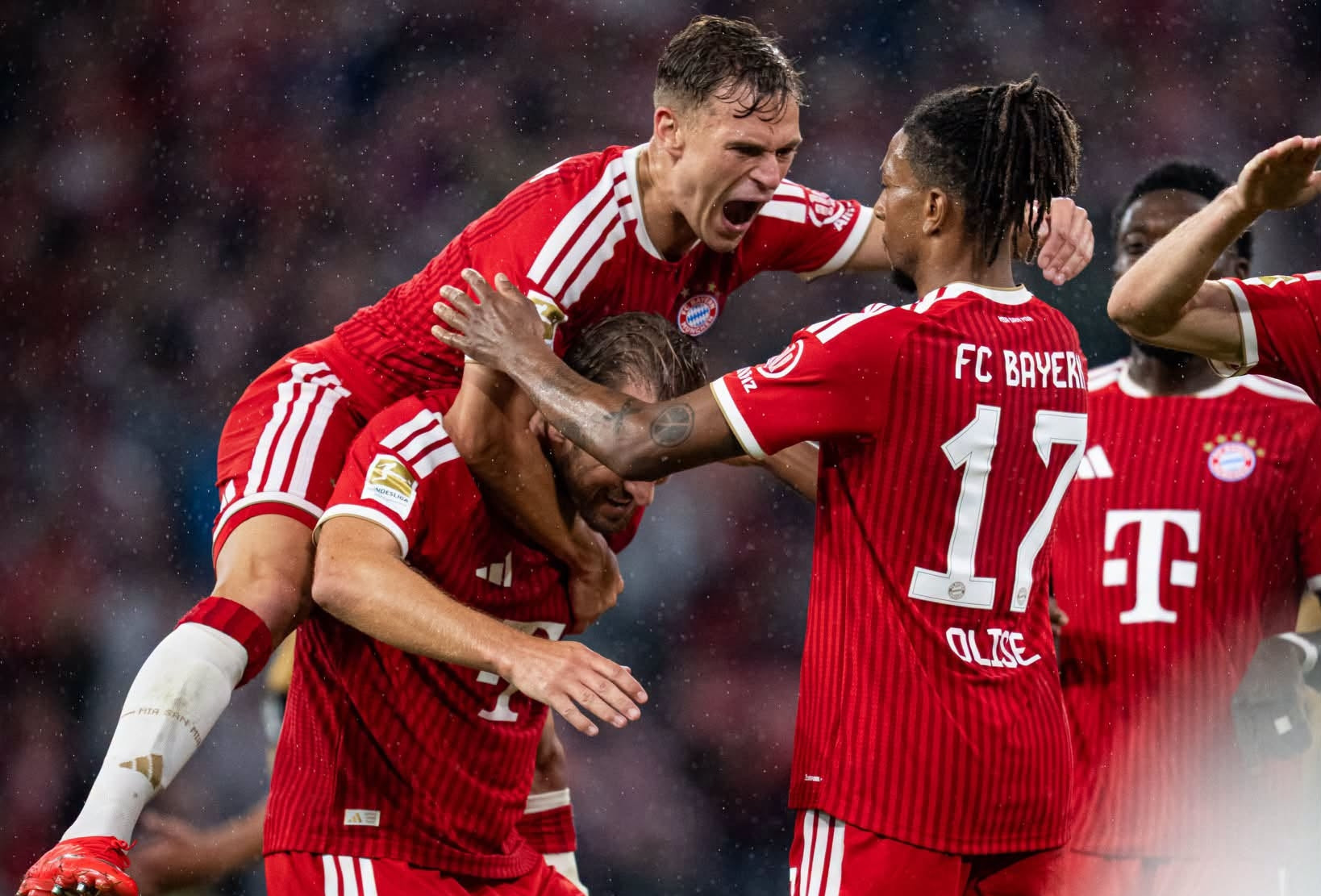 Bayern Munich phô diễn sức mạnh trận khai màn Bundesliga