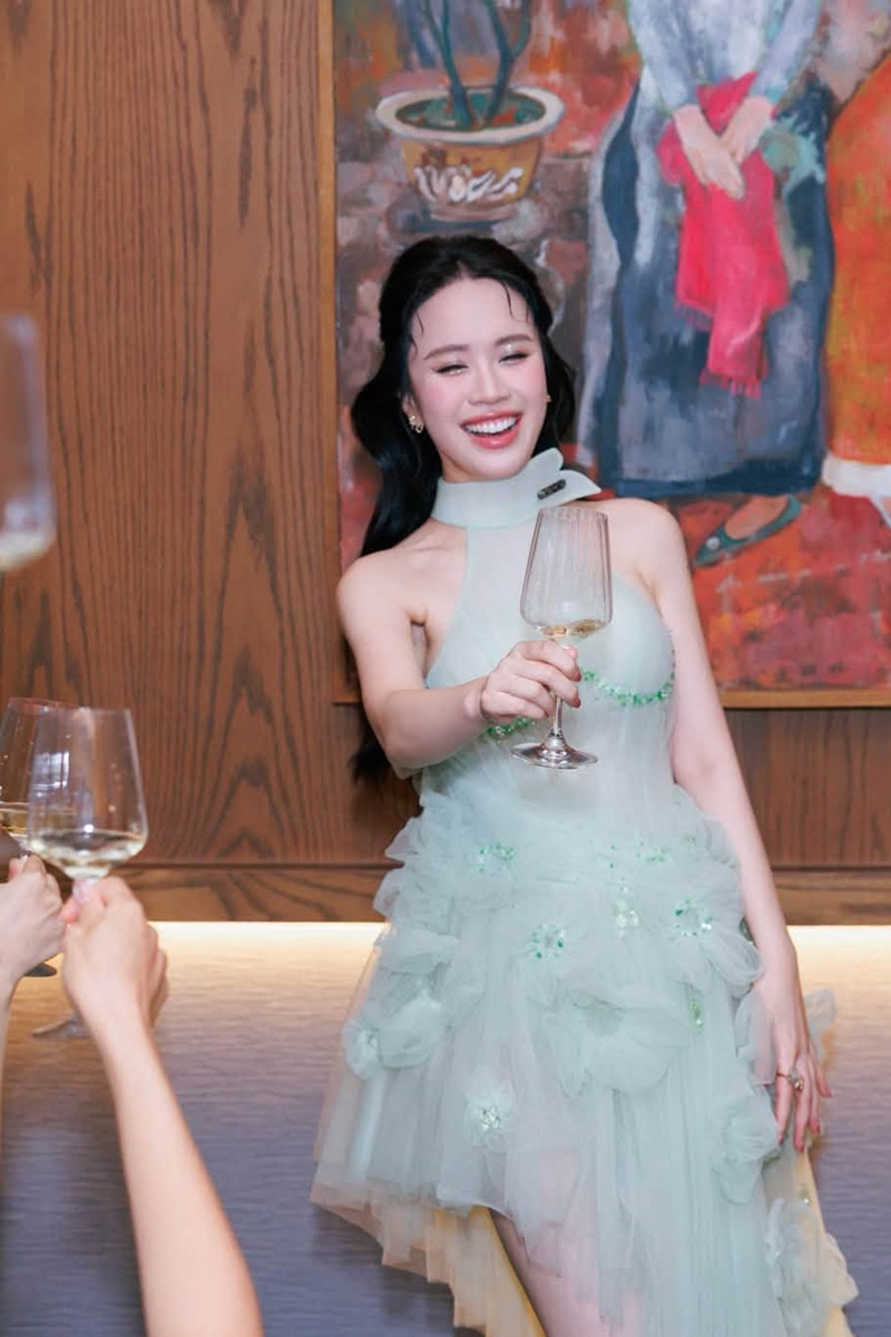 https://static-images.vnncdn.net/vps_images_publish/000001/000003/2026/8/29/mai-phuong-04-1446.jpg