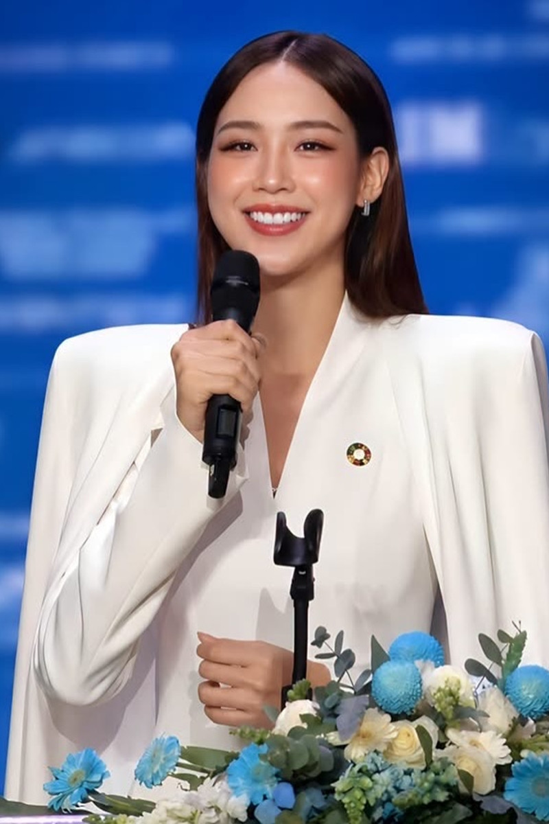 https://static-images.vnncdn.net/vps_images_publish/000001/000003/2026/8/29/miss-world-003-570.jpg