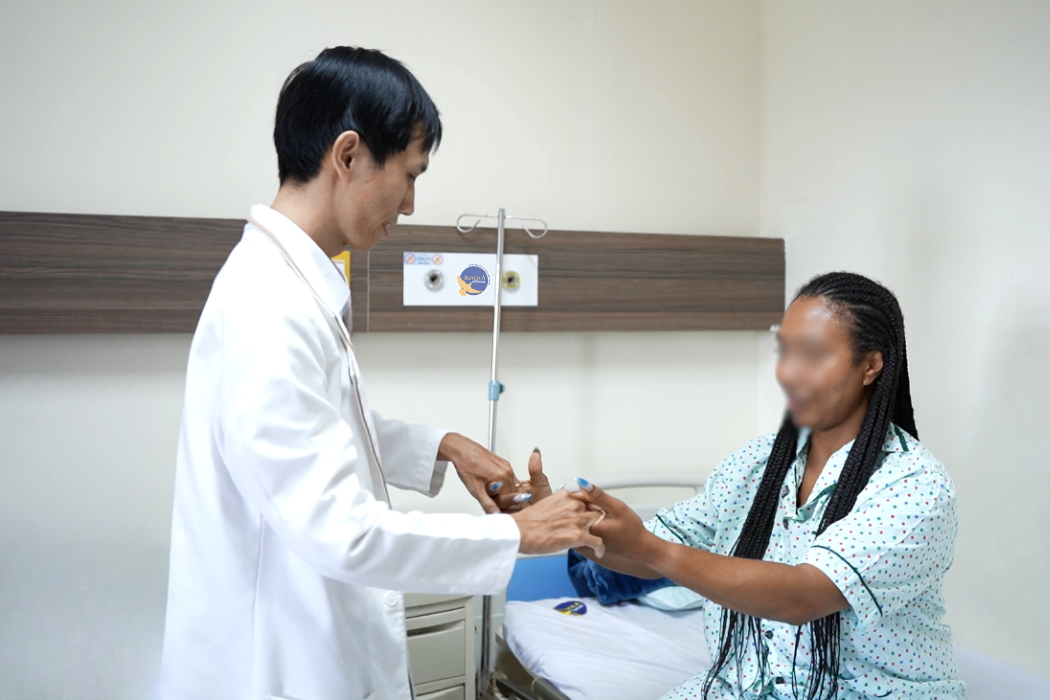 Nữ du khách đột quỵ khi đi du lịch, hồi phục ngoạn mục sau 24 giờ