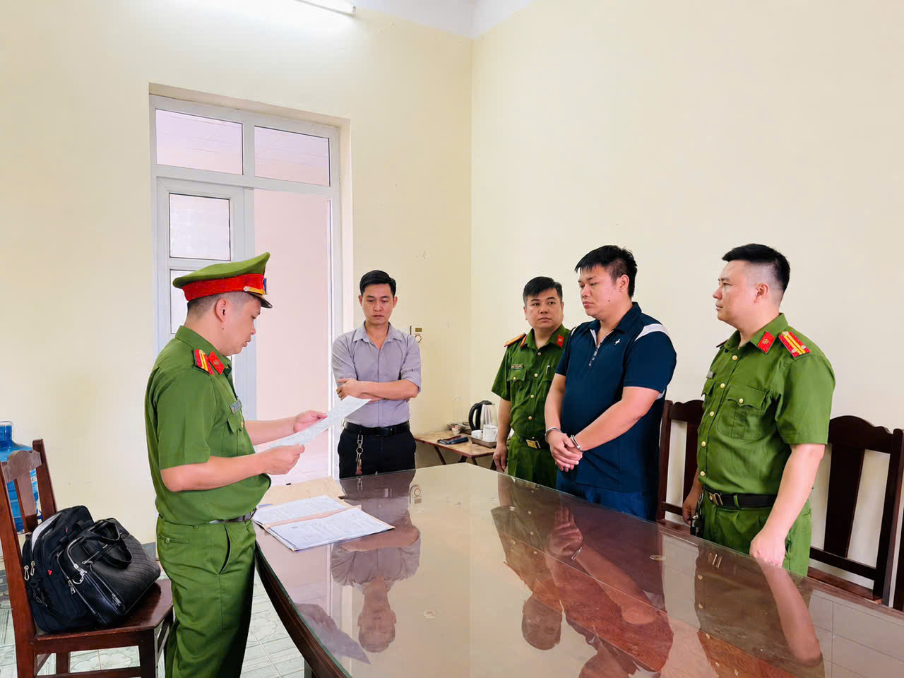 Thi hành QĐ KTBC và Lệnh BCC để tạm giam đối với Lê Văn Tâm.jpg