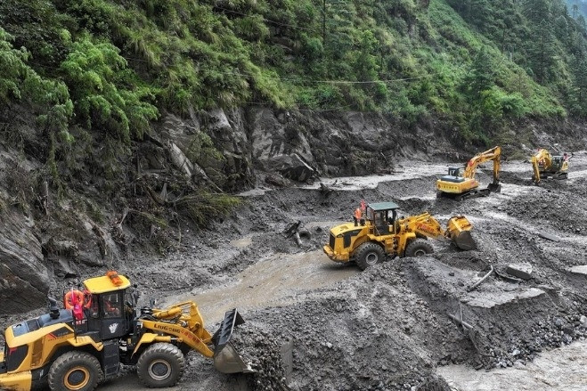 Trung Quốc nối lại việc cứu hộ, Nepal giải cứu 350 người trong hầm sau lũ quét