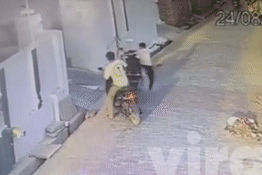 Xe máy bất ngờ bốc cháy, hai thiếu niên thoát chết trong gang tấc