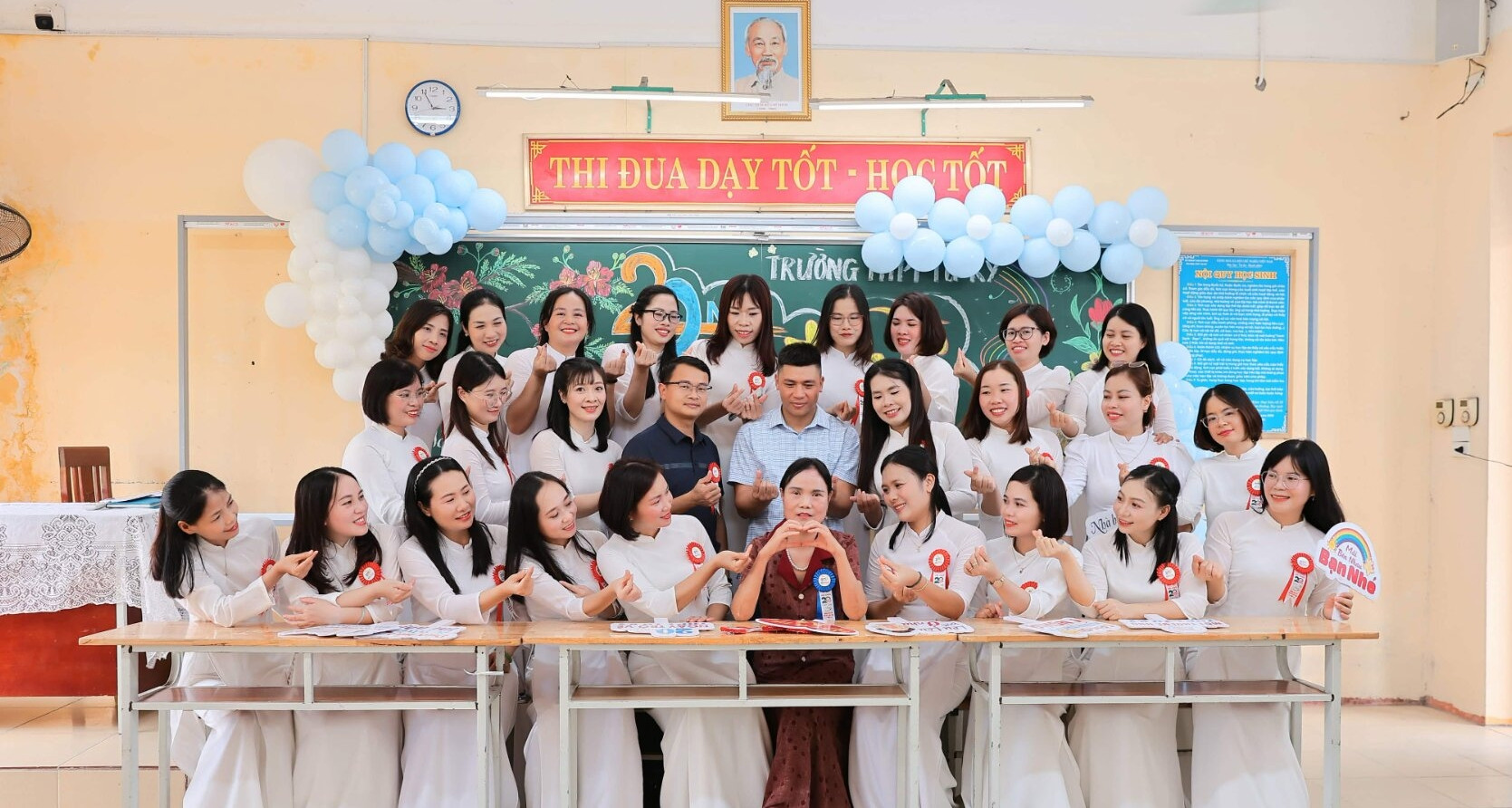 20 năm về trường xưa lớp cũ: Trút bỏ áo cơm, ta lại là những học trò tuổi 18