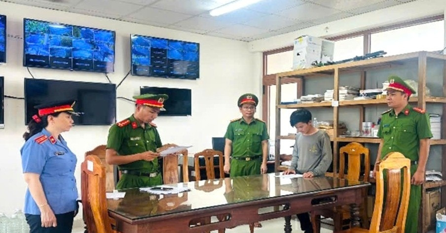 Bắt giữ kẻ dùng clip nhạy cảm của người yêu cũ dưới 16 tuổi để cưỡng ép, rao bán