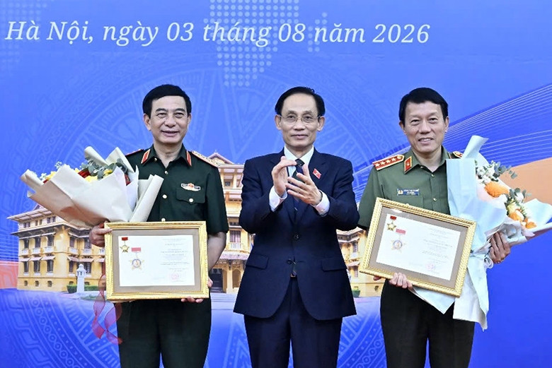 Bộ trưởng Quốc phòng và Bộ trưởng Công an nhận kỷ niệm chương Vì sự nghiệp Ngoại giao