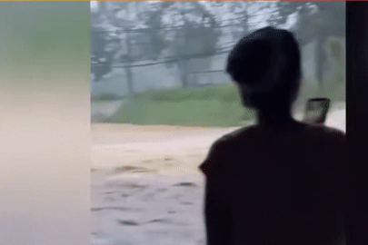 Clip ô tô chật vật thoát khỏi nước lũ khiến người xem thót tim
