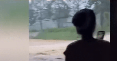 Clip ô tô chật vật thoát khỏi nước lũ khiến người xem thót tim