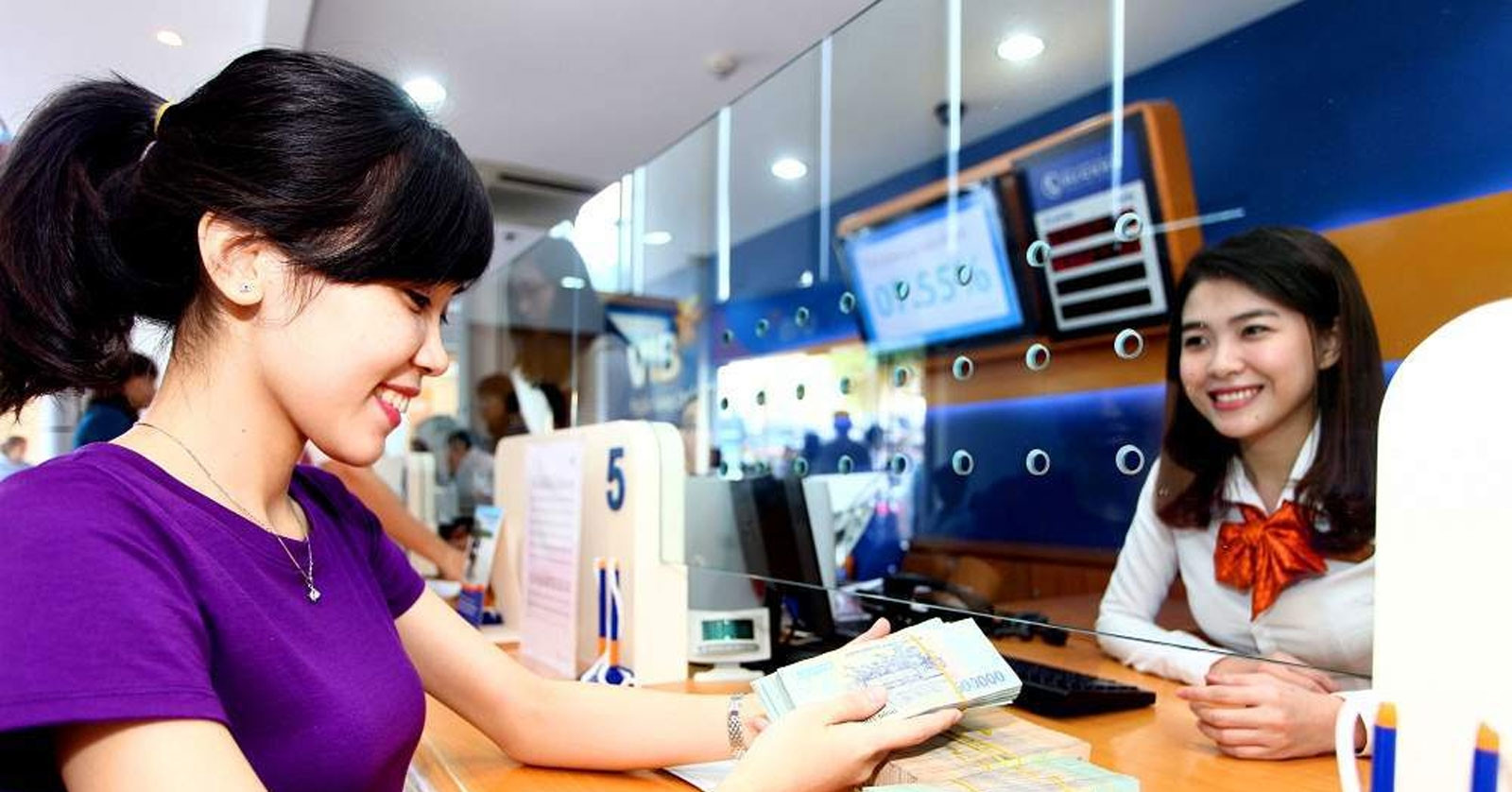 Dòng tiền bắt đáy lan tỏa, FPT tăng trần, MBB bứt phá, VN-Index tăng hơn 27 điểm