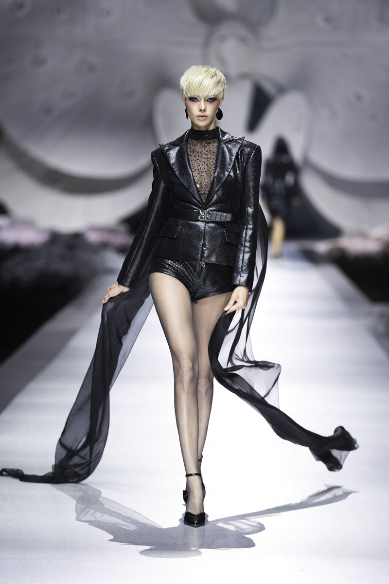 https://static-images.vnncdn.net/vps_images_publish/000001/000003/2026/8/3/fashion-show-002-1064.jpg