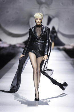 https://static-images.vnncdn.net/vps_images_publish/000001/000003/2026/8/3/fashion-show-002-1064.jpg