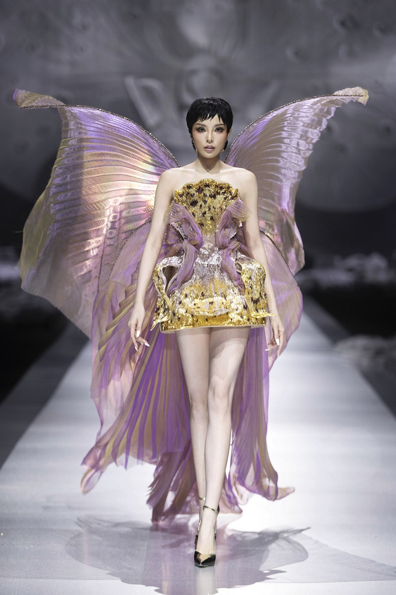 https://static-images.vnncdn.net/vps_images_publish/000001/000003/2026/8/3/fashion-show-005-1055.jpg