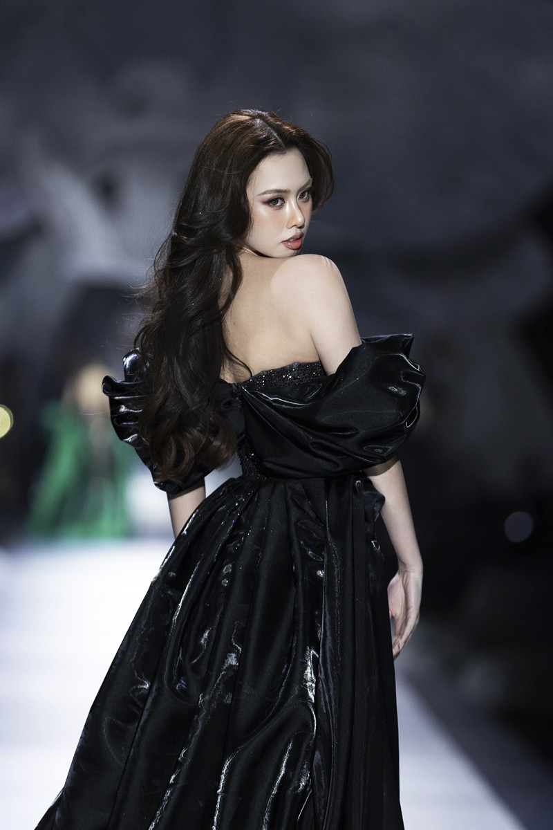 https://static-images.vnncdn.net/vps_images_publish/000001/000003/2026/8/3/fashion-show-2002-1070.jpg