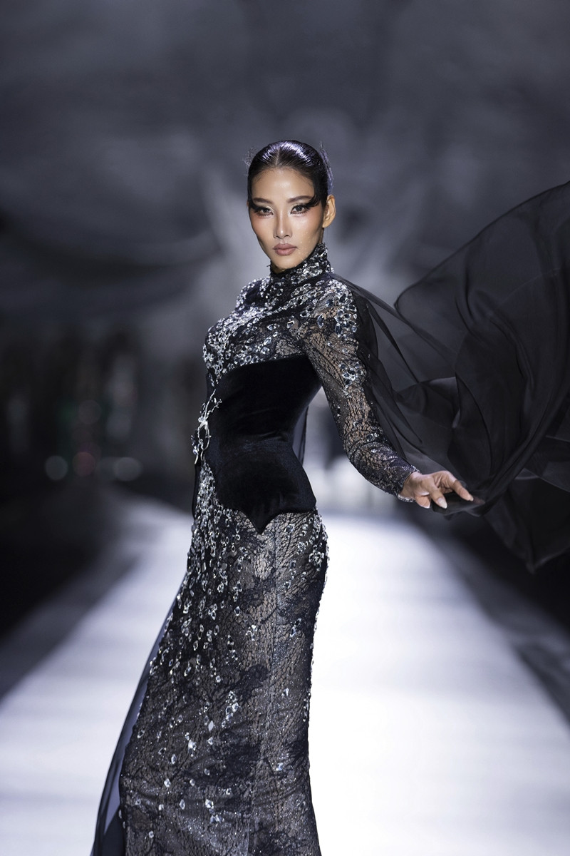 https://static-images.vnncdn.net/vps_images_publish/000001/000003/2026/8/3/fashion-show-4004-1068.jpg