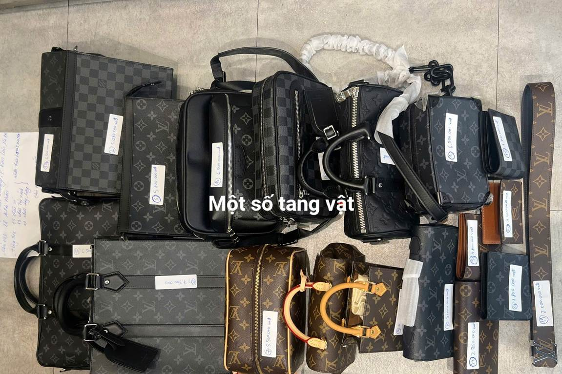 Hà Nội: Từ cửa hàng bán túi giả nhãn hiệu Louis Vuitton, Gucci, lộ xưởng gia công