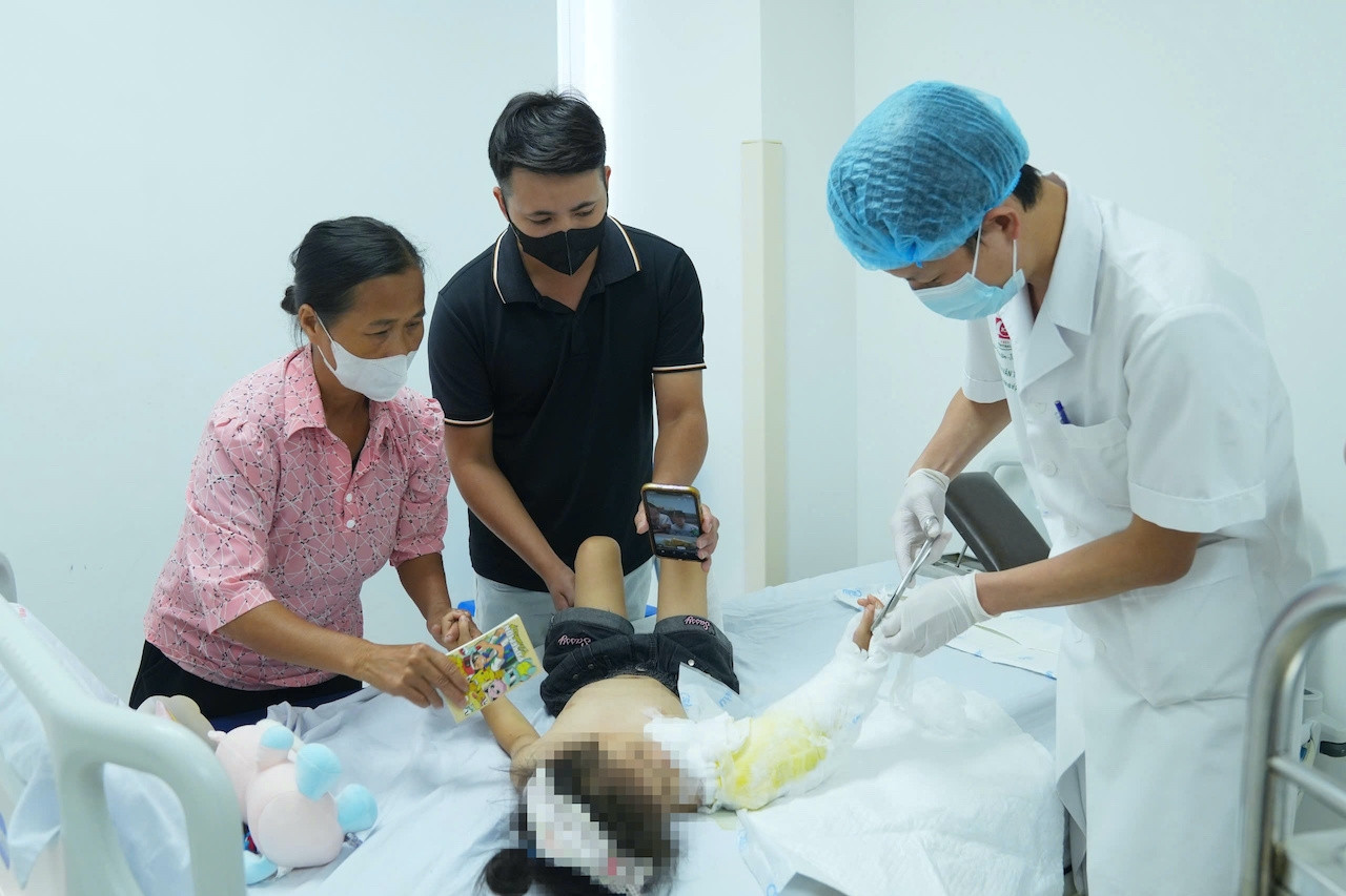 Nối cánh tay đứt rời cho bé gái 4 tuổi mặc áo chống nắng bị cuốn vào bánh xe máy
