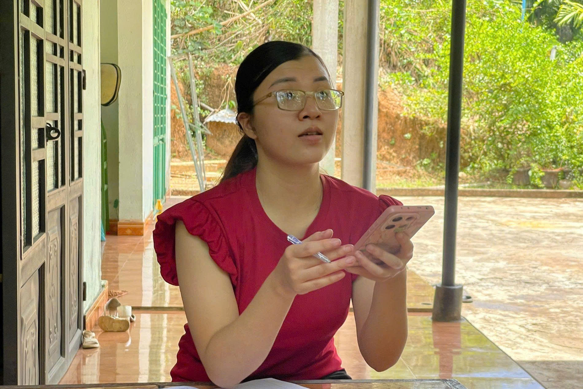 Nữ trưởng thôn 26 tuổi 'gánh việc làng' bằng sức trẻ