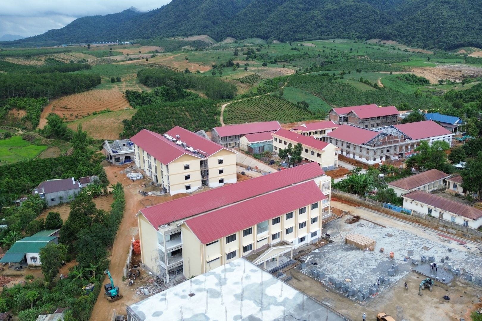 Thi công 4 trường nội trú vùng biên đạt 85%, Quảng Ngãi gấp rút “3 ca, 4 kíp”