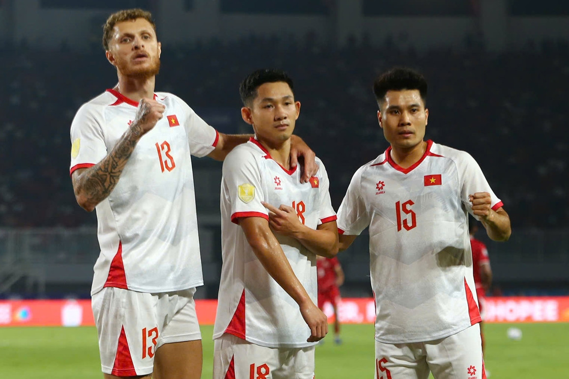 'Xé lưới' Indonesia, Hai Long có hành động đặc biệt