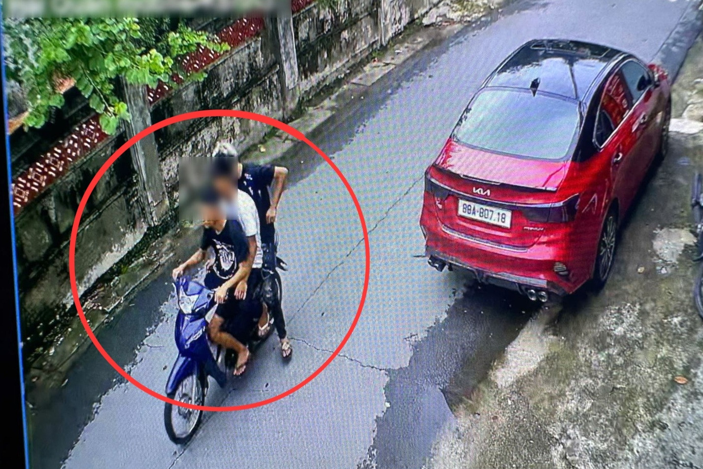24 giờ truy vết nhóm chặn trẻ, ép lấy mật khẩu ZaloPay, camera nhận diện 3 người