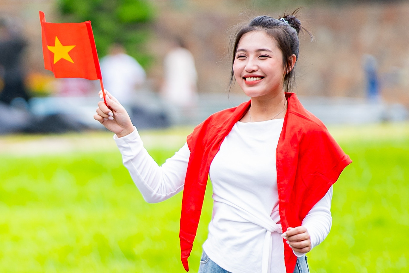 Sắc đỏ phủ kín phố phường, người dân rộn ràng đón Quốc khánh 2/9