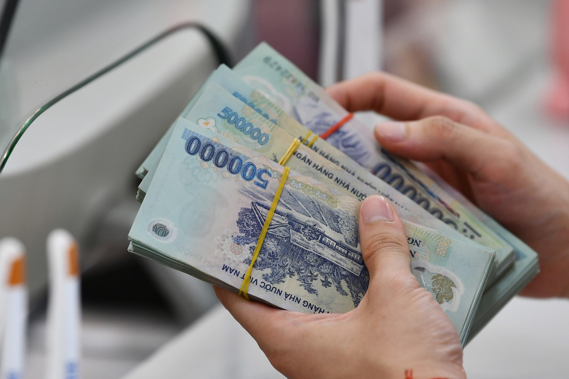 Chậm trả lương cho nhân viên có thể bị phạt đến 100 triệu đồng, cộng tiền lãi