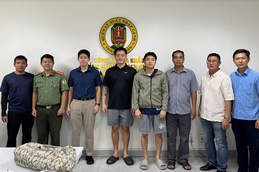 Công an TPHCM bắt, bàn giao 3 đối tượng bị Interpol truy nã đỏ