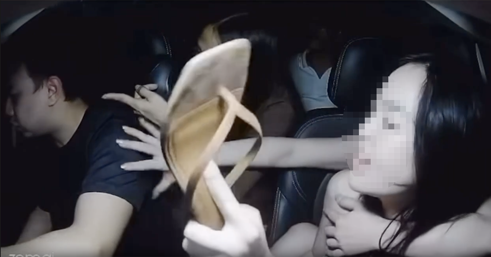Công an xác minh vụ tài xế taxi bị nhóm khách hành hung, giơ dép vào mặt