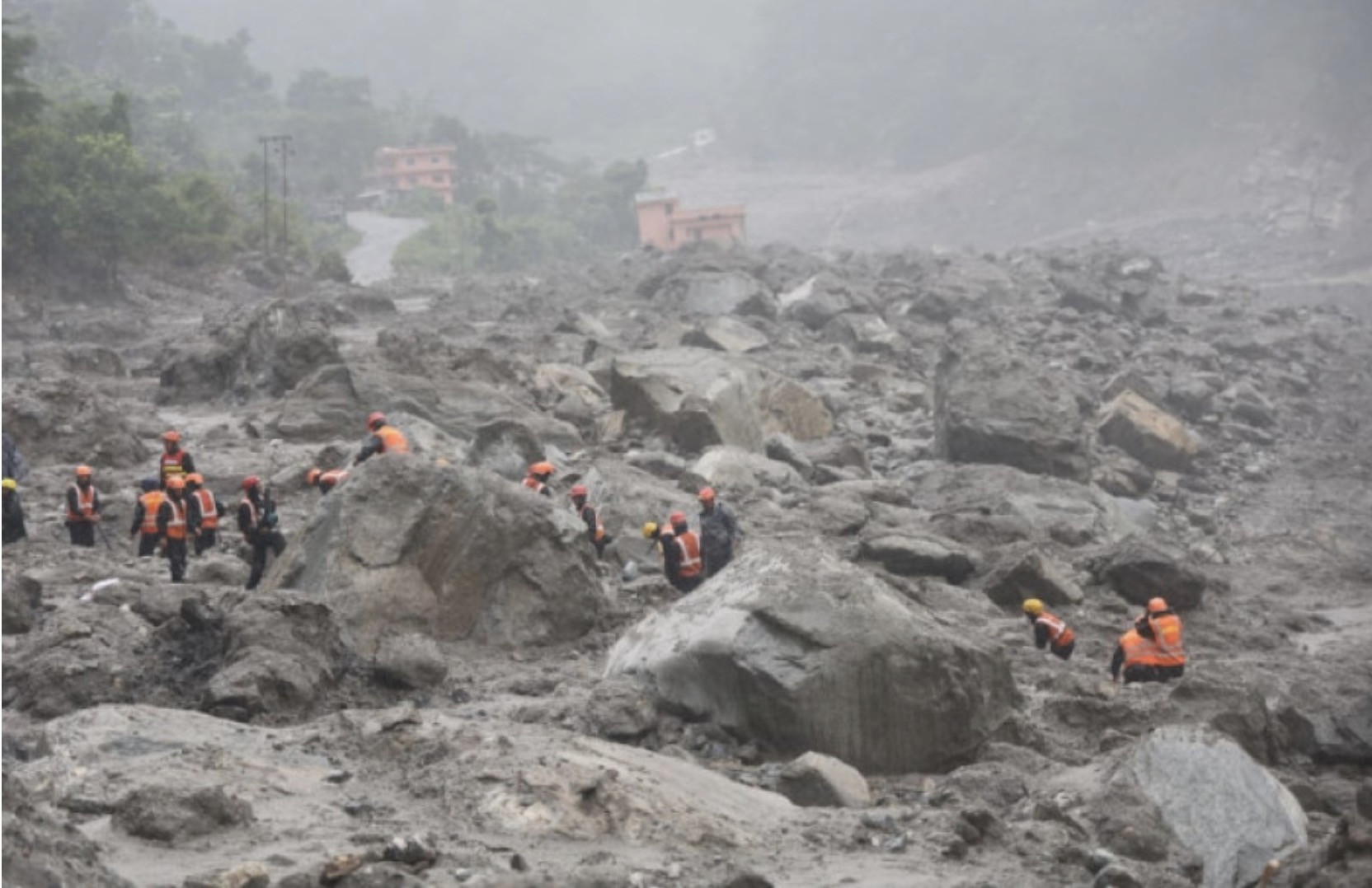 Cứu hộ sau lũ quét. Ảnh: Cảnh sát Nepal