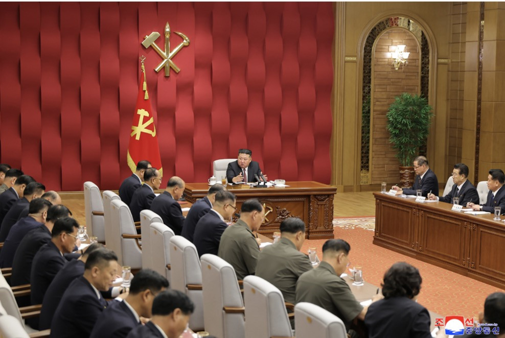 Kim Jong Un họp. Ảnh: Pongyang Times
