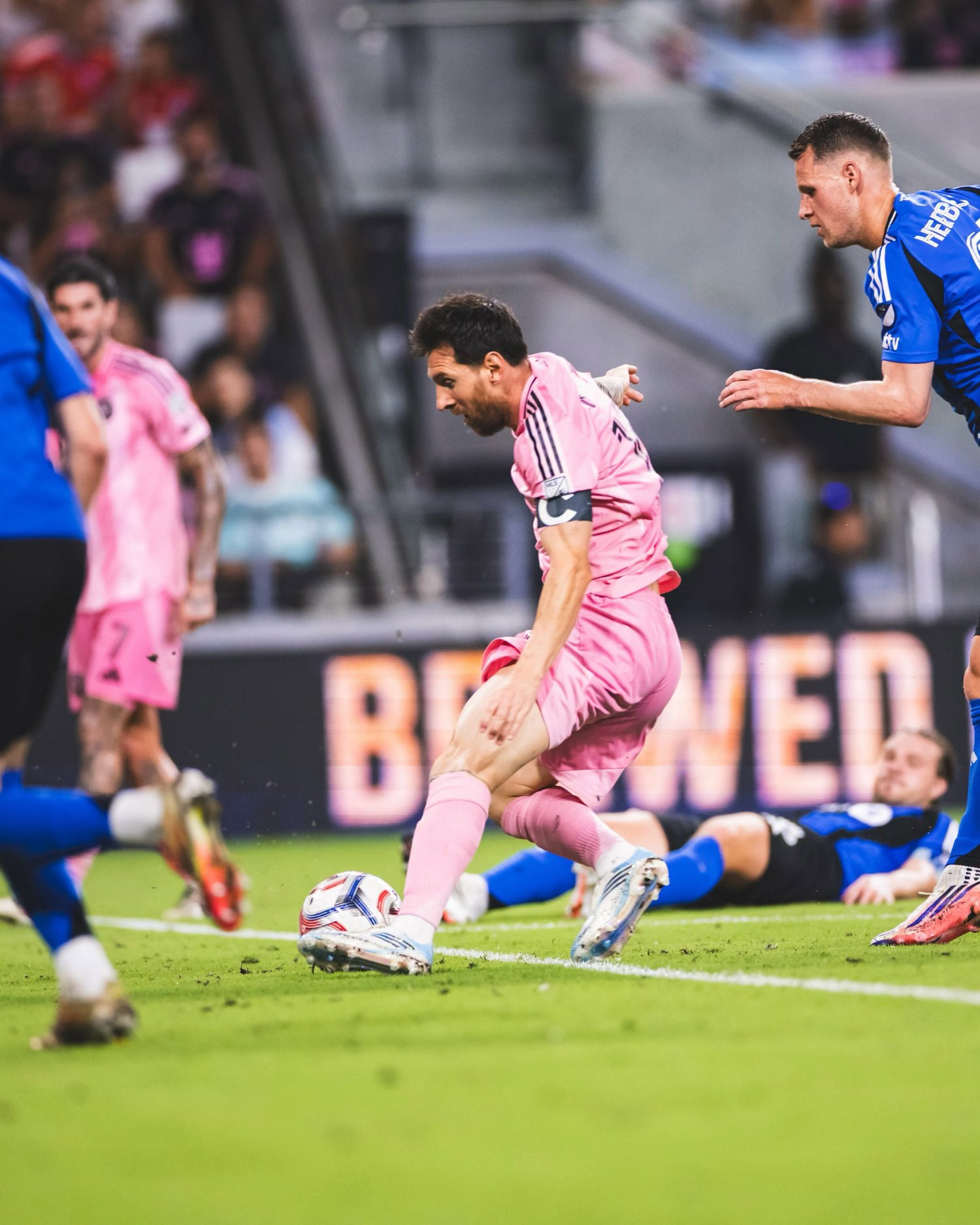 https://static-images.vnncdn.net/vps_images_publish/000001/000003/2026/8/30/messi-inter-miami-2-349.jpeg