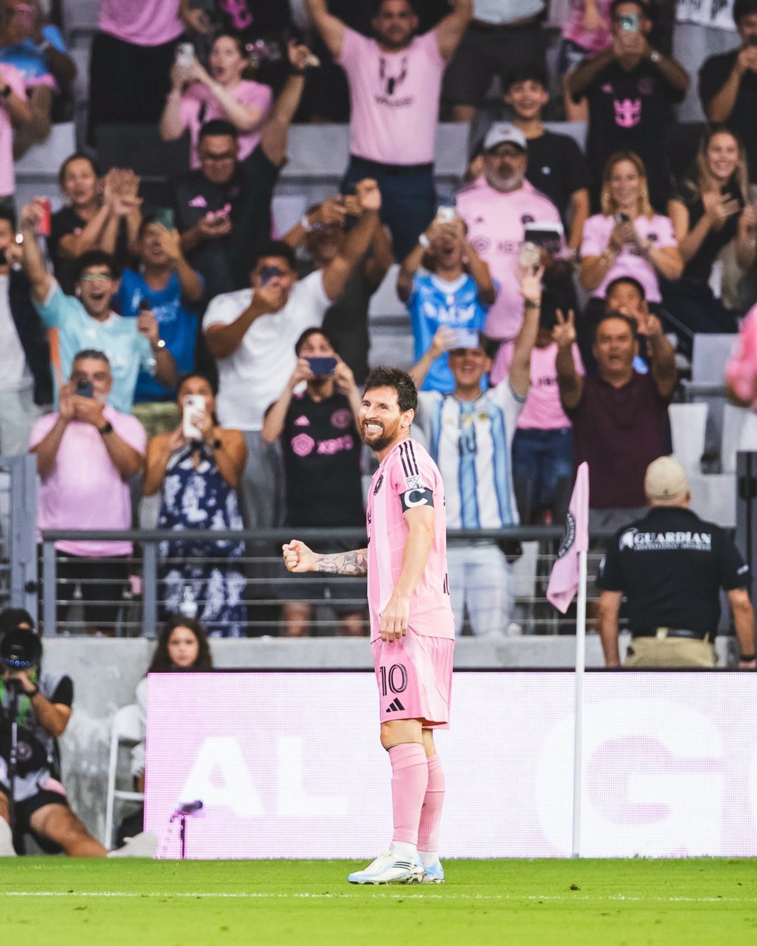 https://static-images.vnncdn.net/vps_images_publish/000001/000003/2026/8/30/messi-inter-miami-3-352.jpeg