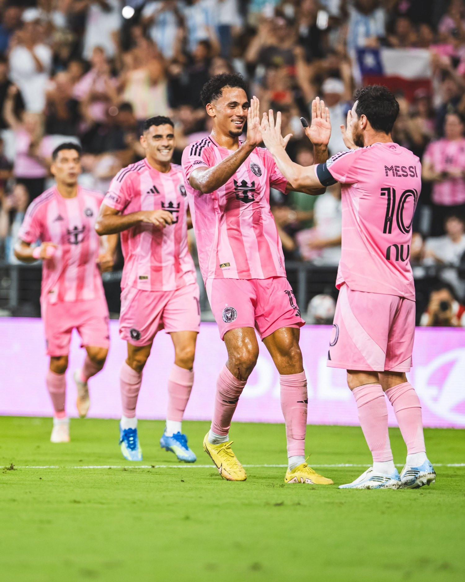 https://static-images.vnncdn.net/vps_images_publish/000001/000003/2026/8/30/messi-inter-miami-350.jpg