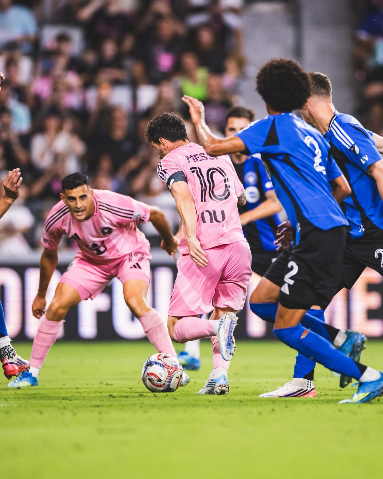 https://static-images.vnncdn.net/vps_images_publish/000001/000003/2026/8/30/messi-inter-miami-4-353.jpeg