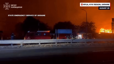 Nổ kho đạn gần Kiev, Ukraine tấn công nhà máy lọc dầu, căn cứ không quân Nga