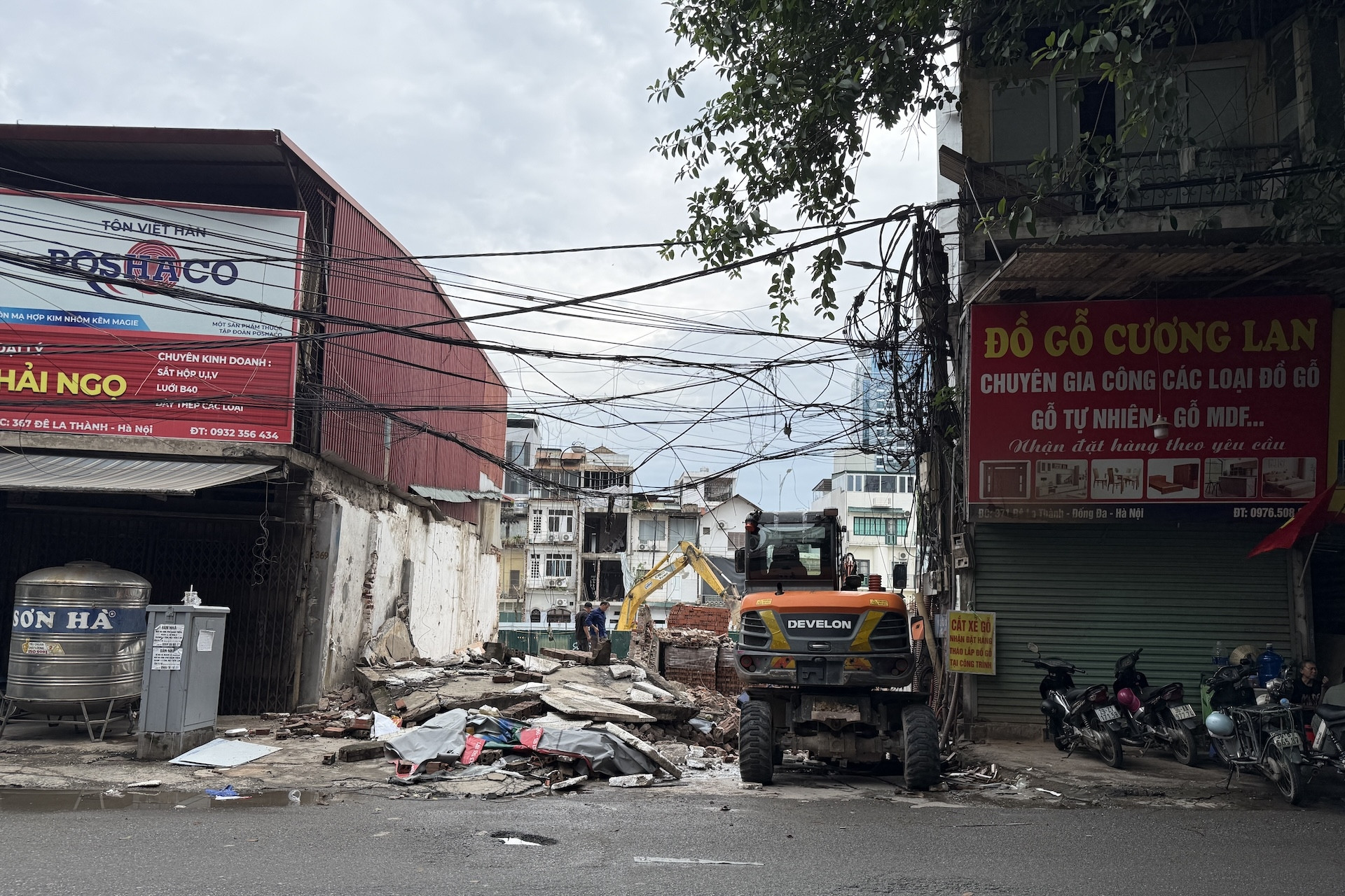 Dãy nhà xen kẹt ở Vành đai 1: Người dân Hà Nội bàn giao mặt bằng, bắt đầu phá dỡ