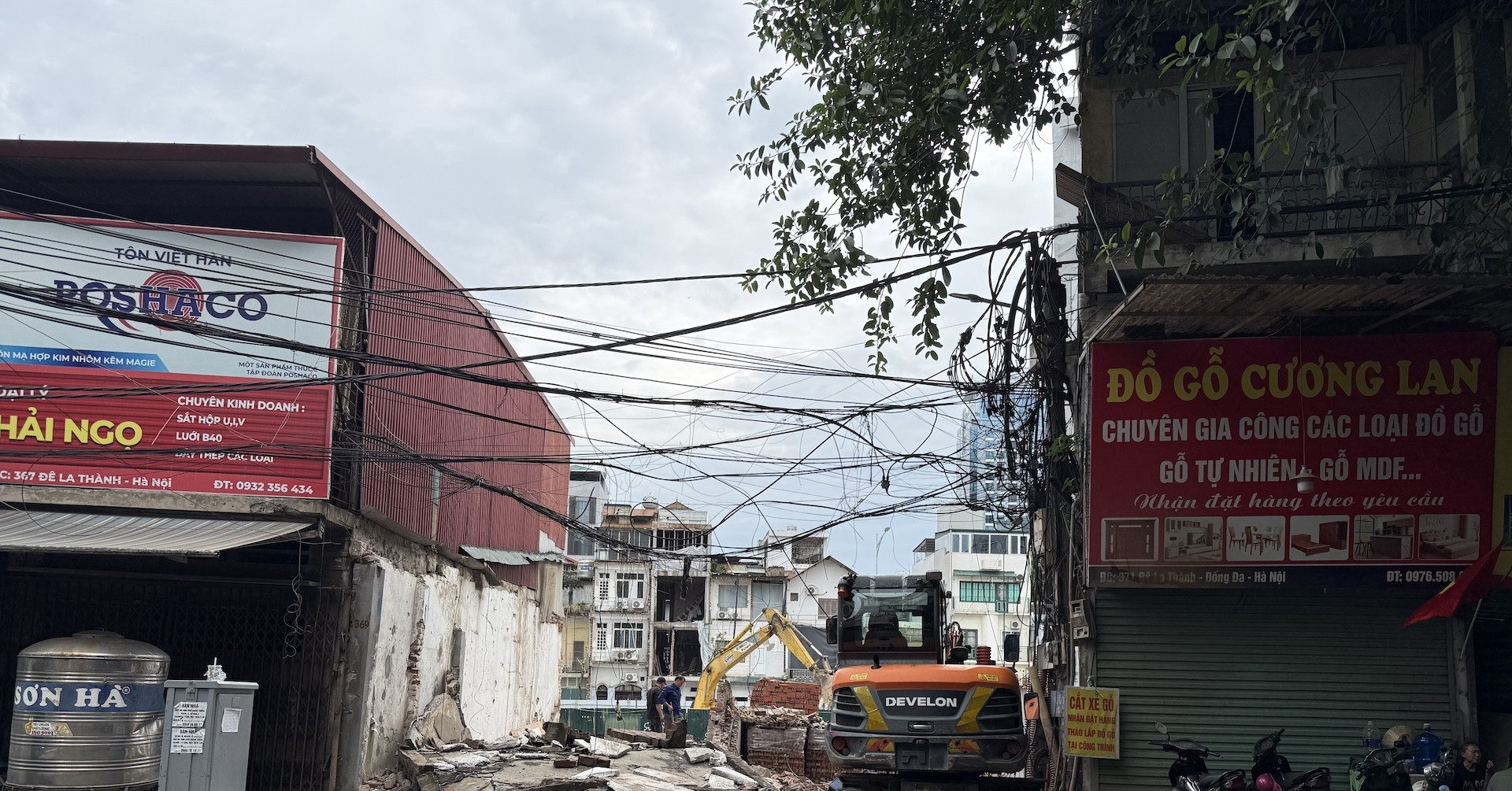 Dãy nhà xen kẹt ở Vành đai 1: Người dân Hà Nội bàn giao mặt bằng, bắt đầu phá dỡ