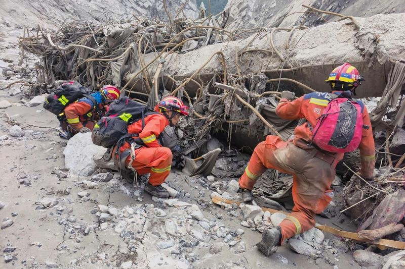 Số người tử vong ở Trung Quốc tăng, Nepal bơm khí, chuyển thực phẩm vào hầm thủy điện