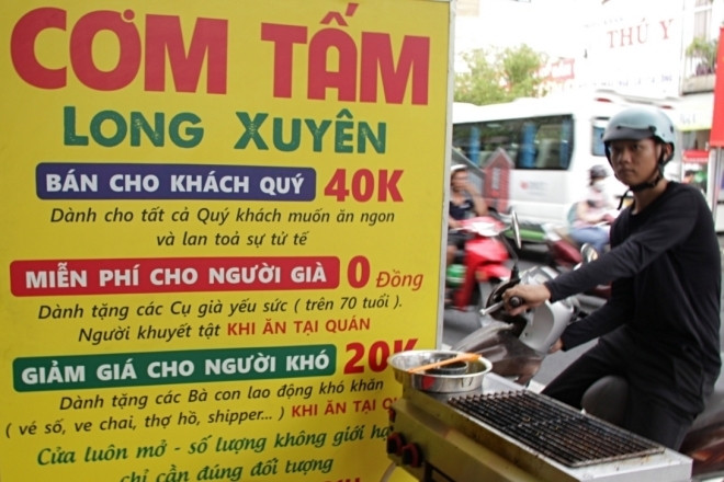 Thấy người nghèo không dám mua cơm, U50 mở quán ăn có cách tính tiền đặc biệt