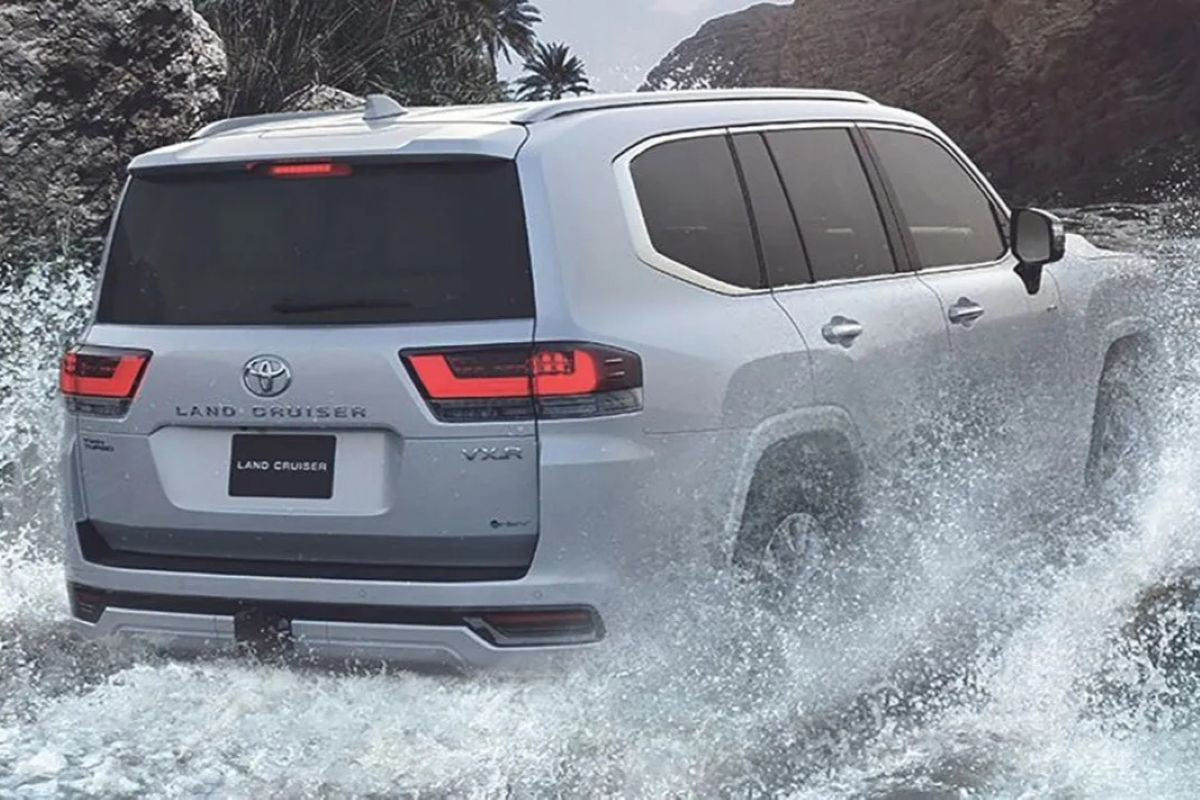 Toyota Land Cruiser 300 Hybrid (2).jpg